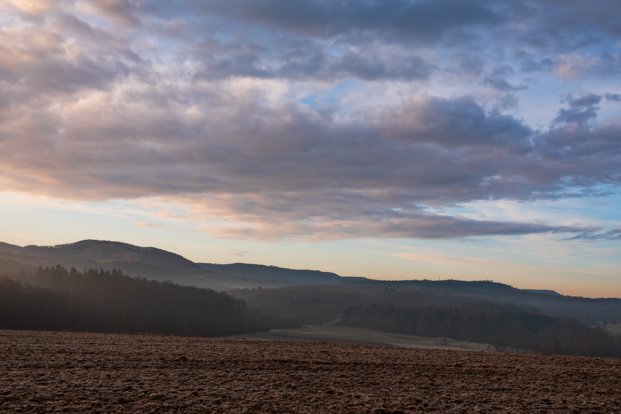 Blick über ein Feld Richtung Alb