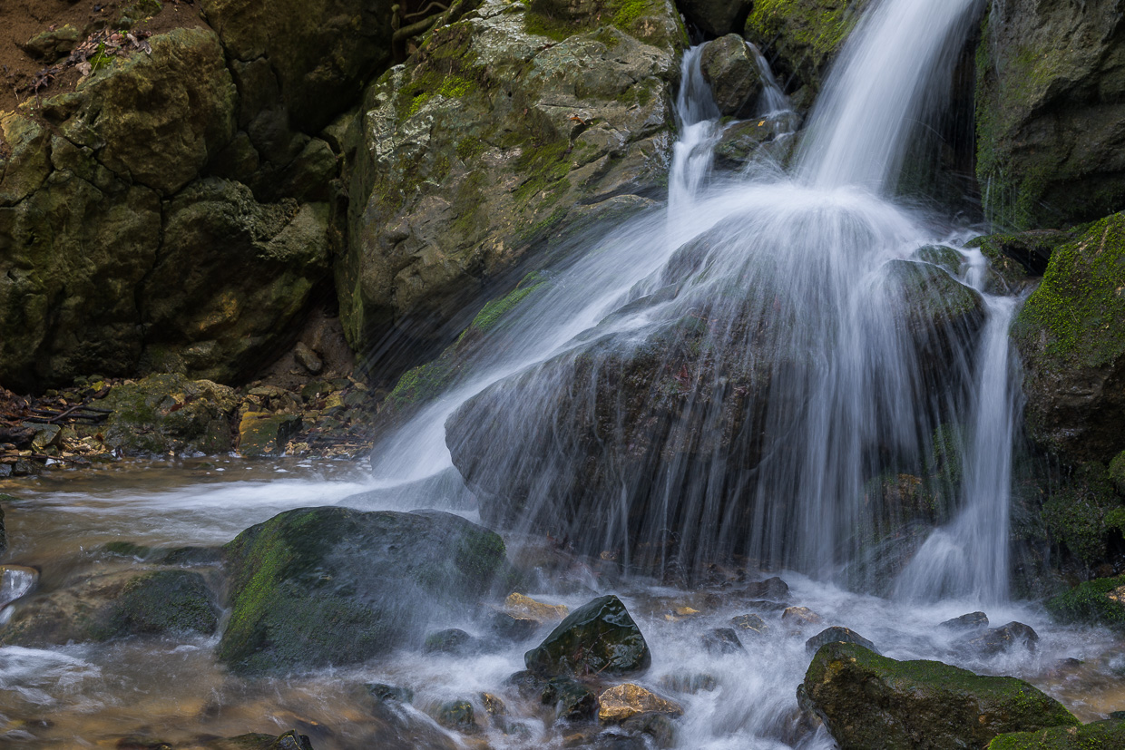 Wasser fällt auf einen Felsblock