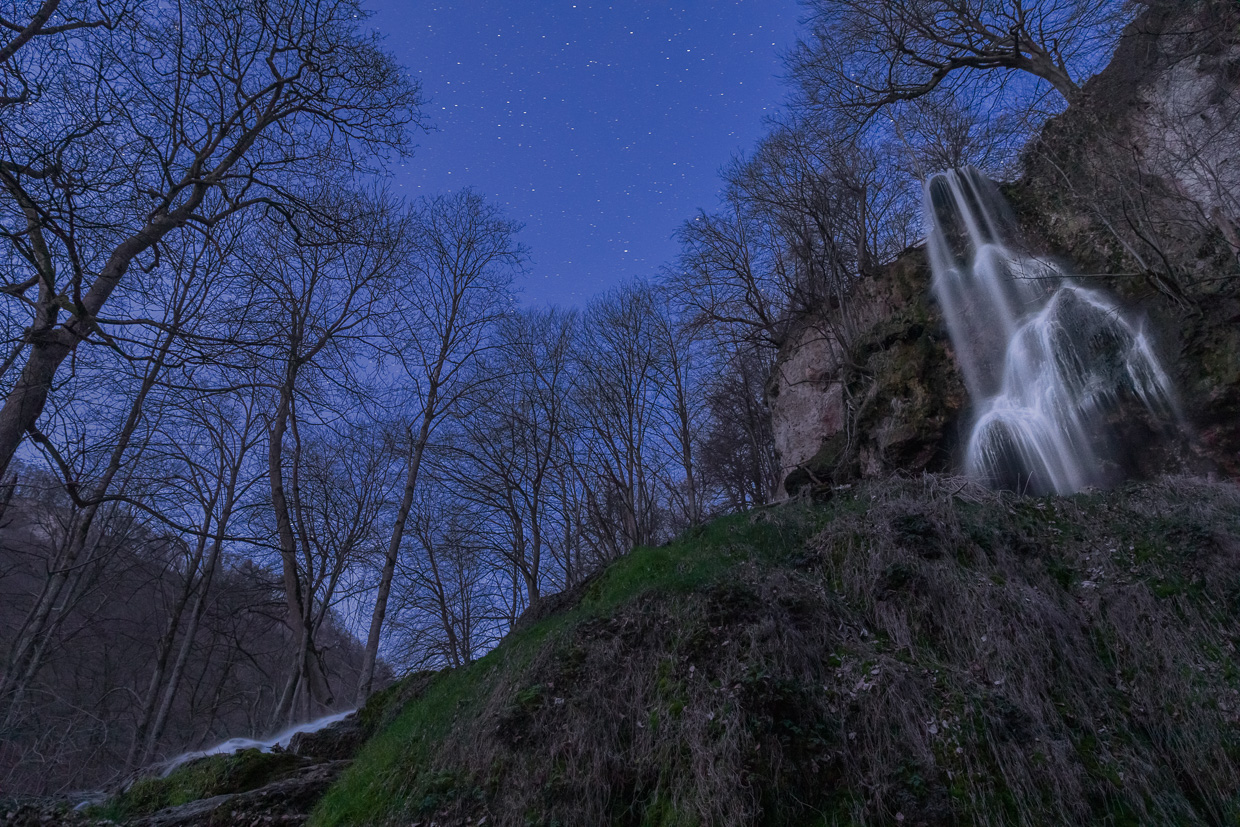 Uracher Wasserfall mit Nachtstimmung