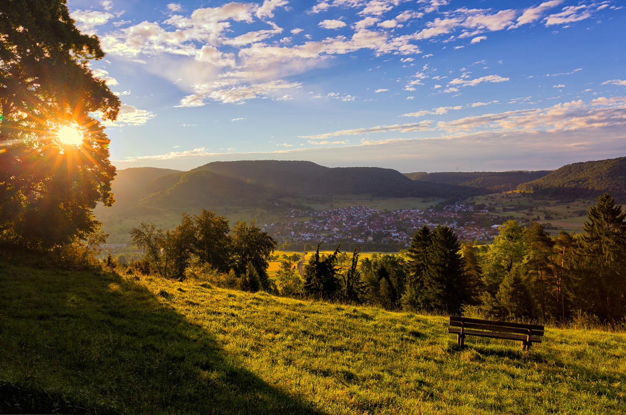 Sonnenstrahlen auf einer Sitzbank