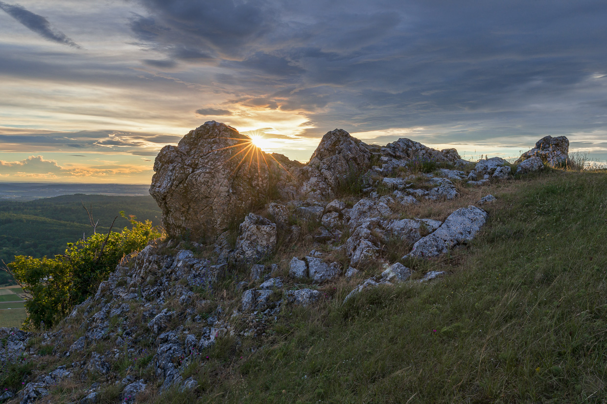 Sonnenstrahlen hinter Albfelsen am Hohenbol