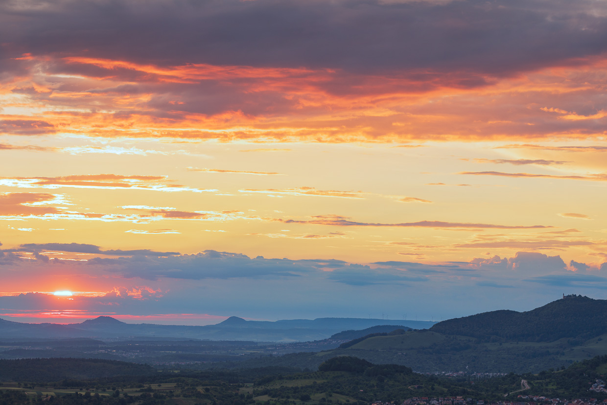 Sonnenaufgang mit Blick auf Teck und zwei Kaiserberge