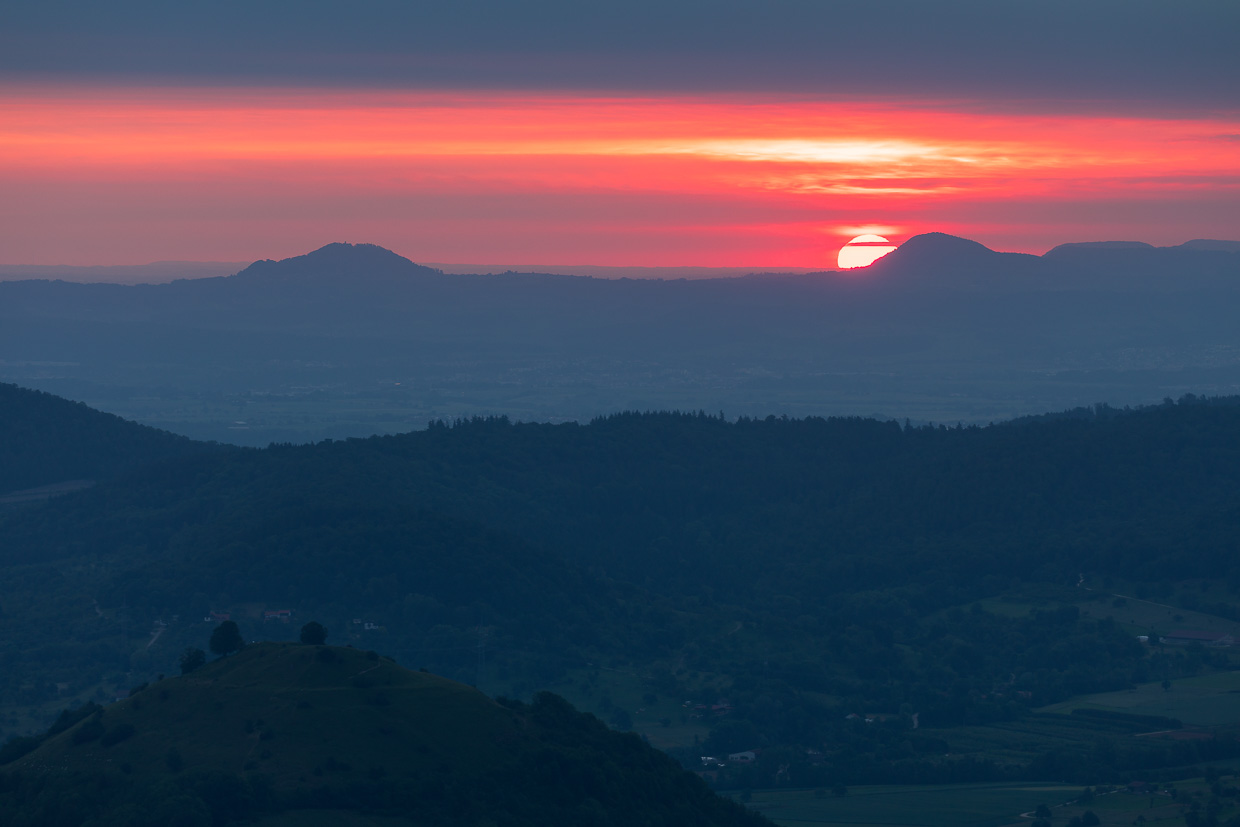 Sonnenaufgang hinter einem Kaiserberg