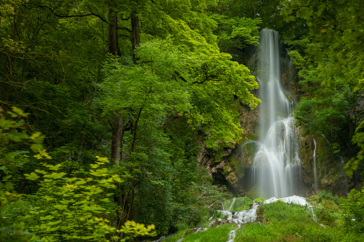 Uracher Wasserfall im Grün - quer