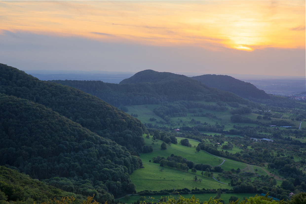 Sonnenuntergang hinter einem Wolkenband