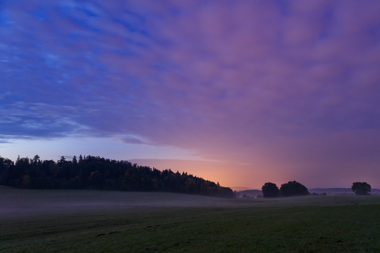 Lichter eines Alb-Dorfes in der blauen Stunde