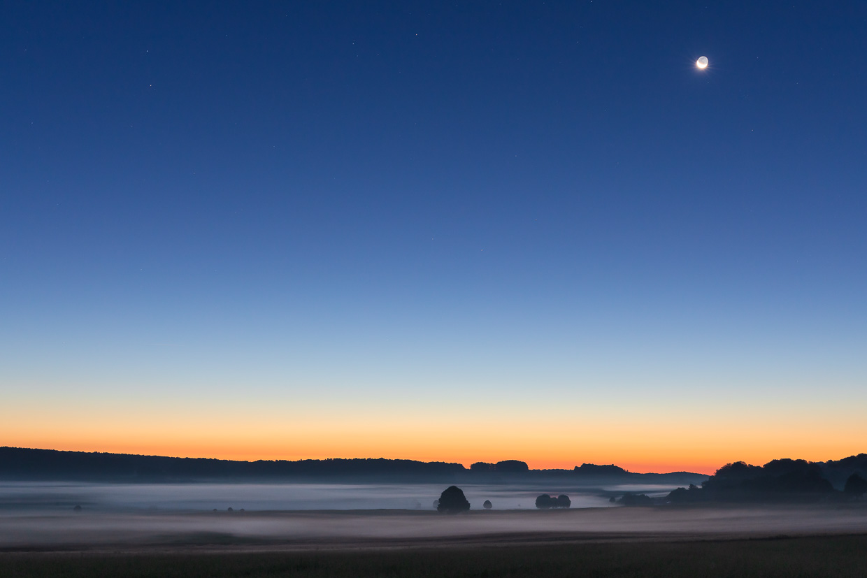 Mond über Bodennebel